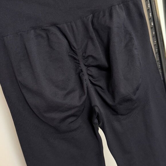 ALO Yoga Black workout set - Picture 6 of 9